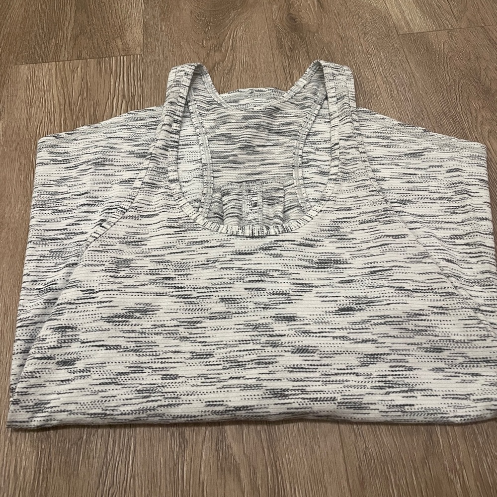 Lululemon racerback tank with key hole back